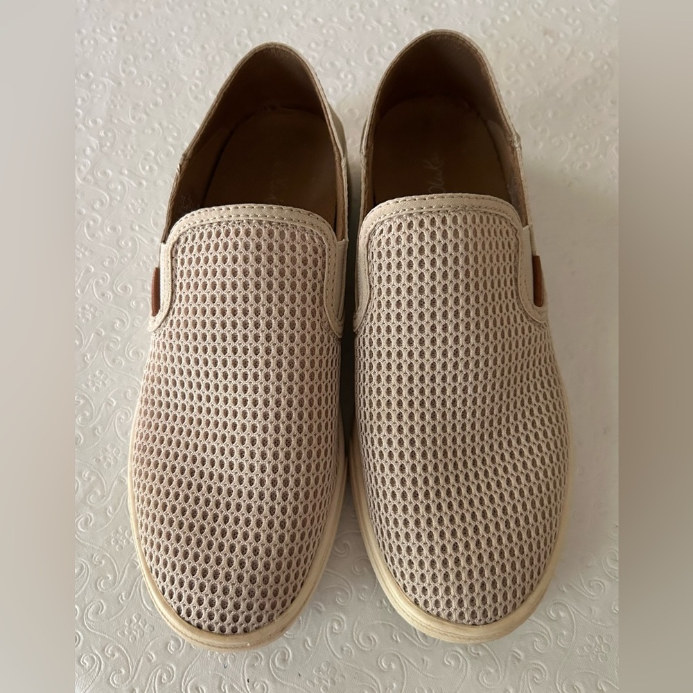 OLUKAI Women’s Casual Shoe - Size 7 FREE SHIP
